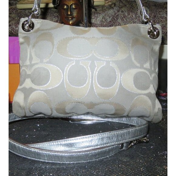 Coach 2011 Poppy Grey & Silver Metallic Signature Hippie Jacquard Bag Pushlock - Picture 2 of 12